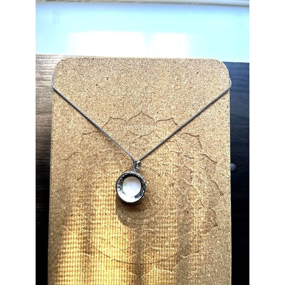 Antique silver necklace with Mother of Pearl Dome pendant - Picture 3 of 7